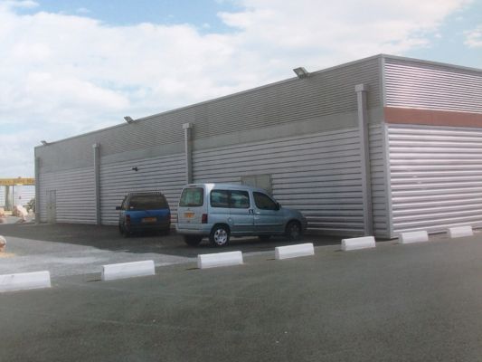 Rénovation d'une façade en bardage métallique Intermarché à Narbonne Aude